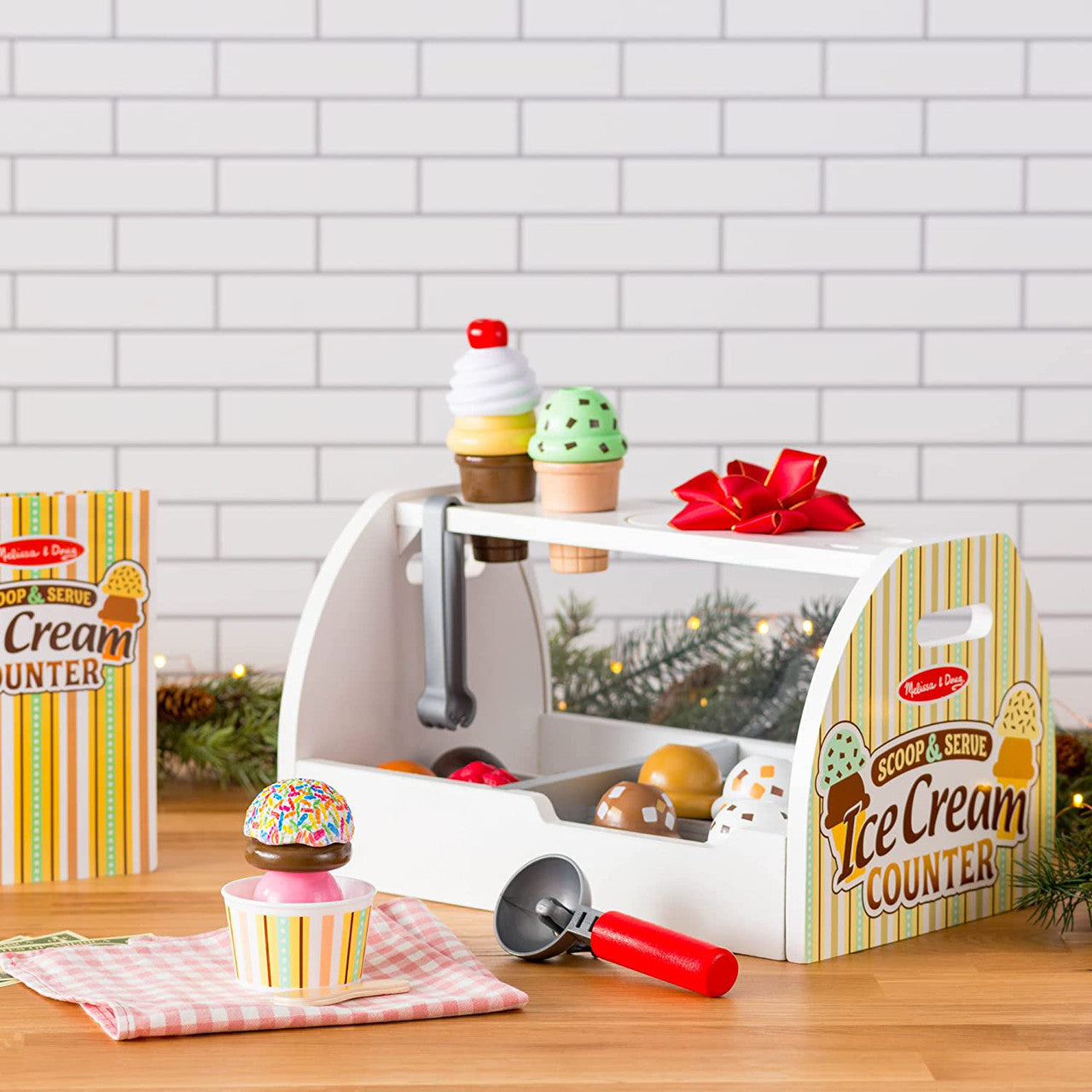 Melissa & Doug Scoop and Serve Ice Cream Counter